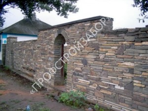Забор из камня для загородного дома