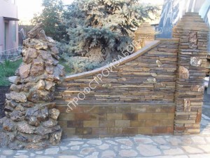 Каменный забор ручной работы