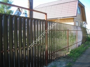 Дачный забор из металлического штакетника