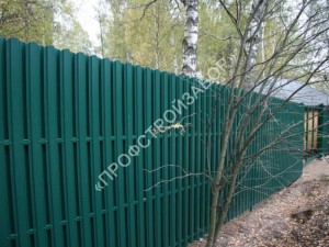 Двусторонний зеленый забор из металлического штакетника