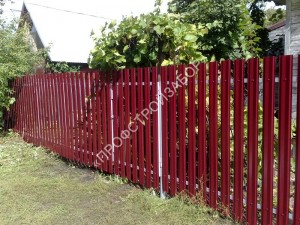 Красный забор из металлического штакетника