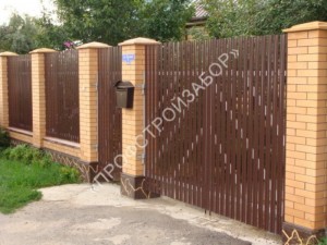 Забор из металлического штакетника с калиткой и воротами