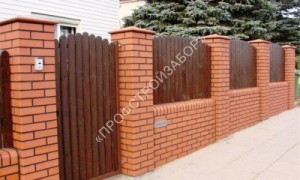 Забор из красного кирпича и деревянного штакетника