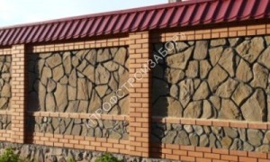 Комбинированный забор из кирпича и камня