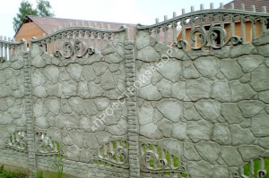 Бетонный забор с элементами декора