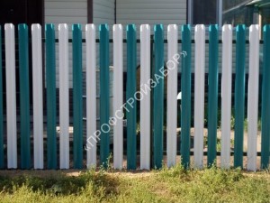 Забор из металлического штакетника двухцветный