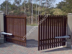 Ворота в заборе из коричневого металлического штакетника