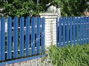 Синий забор из металлического штакетника