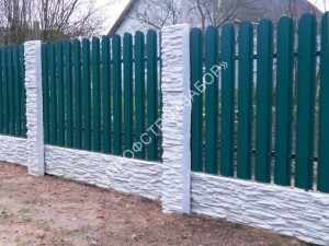 Зелёный забор из металлического штакетника
