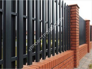 Чёрный забор из металлического штакетника