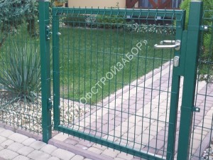 Забор из зелёной сварной сетки с калиткой