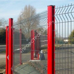 Забор из сварной сетки 3D с красными столбами